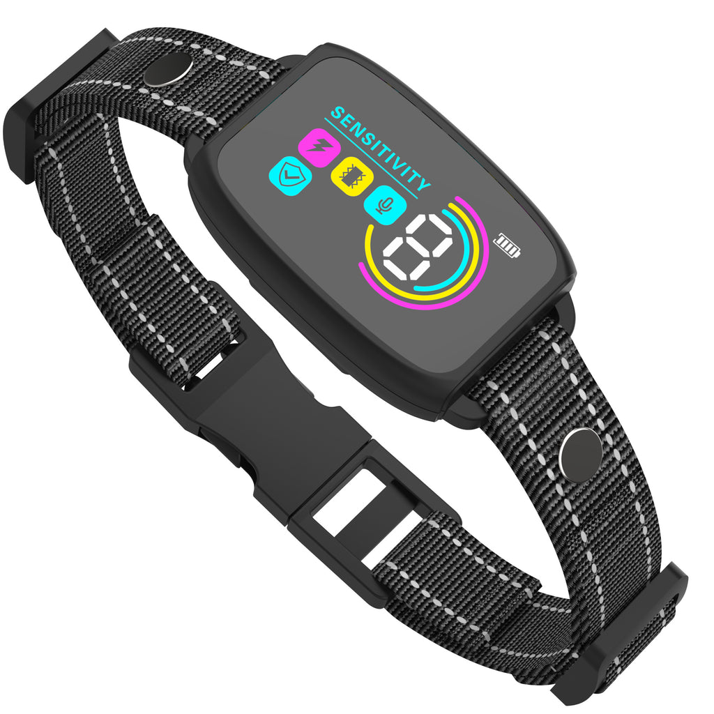 Black anti-bark collar with reflective strap and colour screen