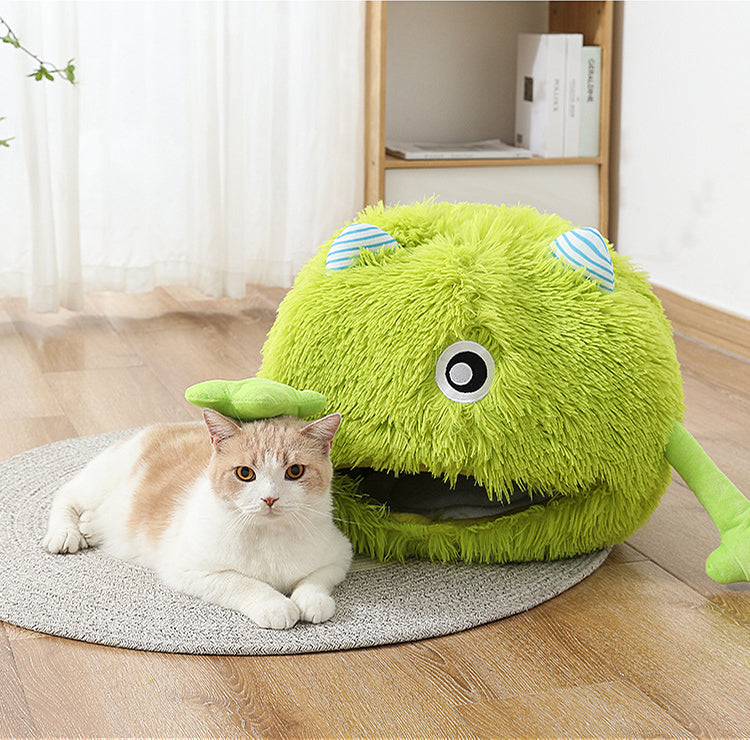 Self warming plush lining of the cat bed