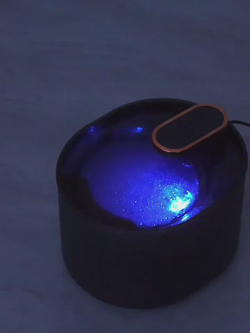 Automatic USB pet water fountain in use